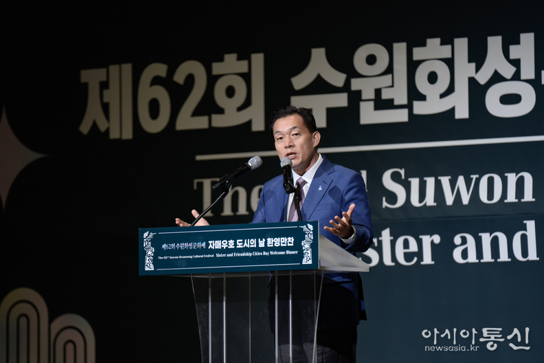 이재준 수원시장이 제62회 수원화성문화제 개막타종 행사에서 인사말을 하고 있다.