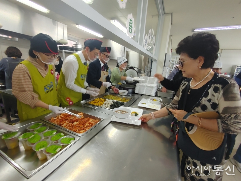 전종호 서울지방보훈청장이 보훈가족들을 위해 음식을 배식하는 모습