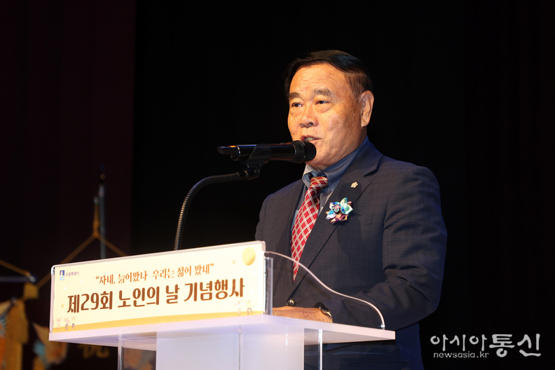 이재식 수원특례시의회 의장이 제29회 ‘노인의 날’ 기념행사에서 인사말을 하고 있다