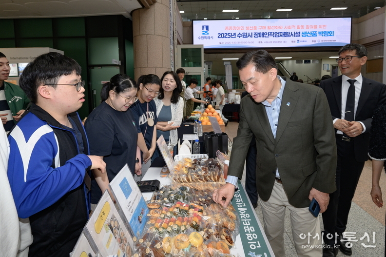 이재준 수원시장이 박람회에 출품한 물품을 살펴보고 있다.