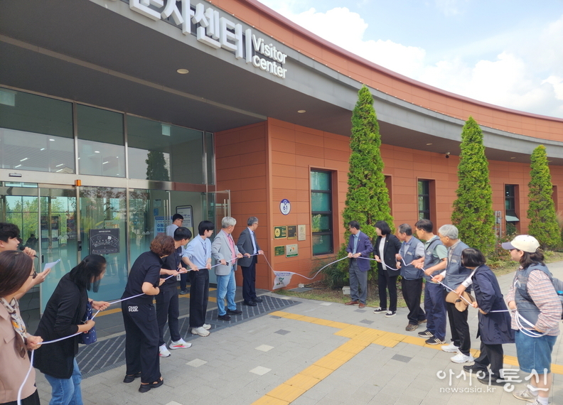 수원 일월수목원이 국가 희귀·특산식물 보전기관 현판식을 하고 있다.<br>
