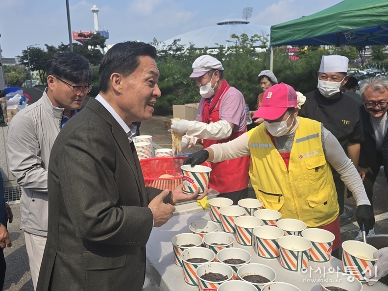 이재준 수원시장과 이동노동자들이 ‘찾아가는 밥차’를 찾아 짜장면과 탕수육을 배식받고 있다.