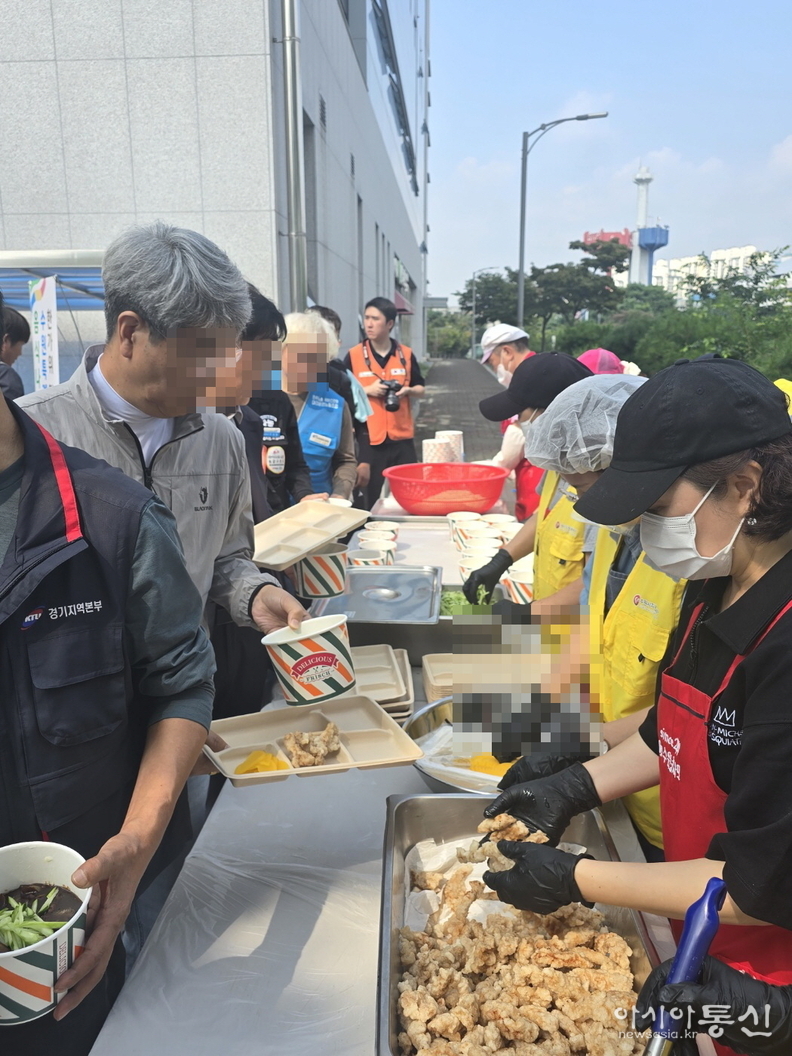 ‘찾아가는 밥차’에 한국노총과 민주노총 이동노동자들이 참여해 짜장면과 탕수육을 배식받고 있다.