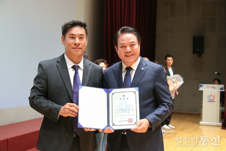 최대호안양시장,안전한 근로환경을 조성하기 위해 노력한 기업 2곳을 ‘산업안전보건 우수기업’으로 선정하고 인증서를 수여