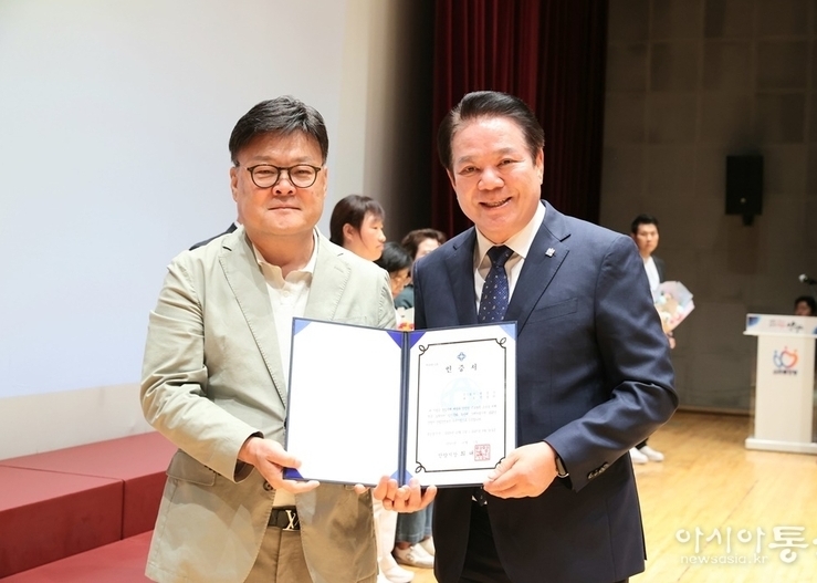 최대호안양시장,안전한 근로환경을 조성하기 위해 노력한 기업 2곳을 ‘산업안전보건 우수기업’으로 선정하고 인증서를 수여