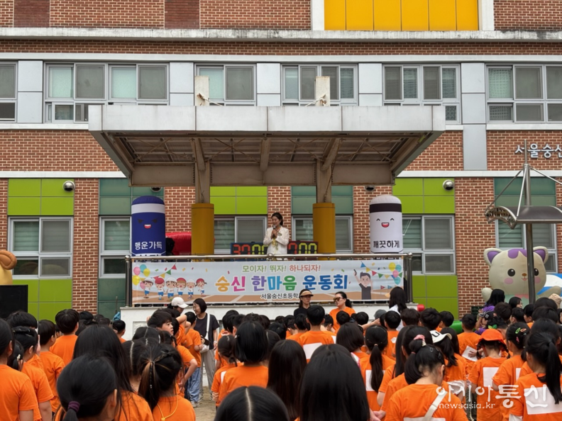 구미경의원이 숭신초등학교 운동회에서 학생들에게 인사말을 전하고 있다.