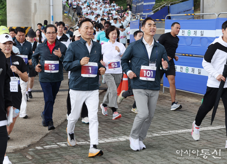 경기에 참여하며 참가자들과 호흡을 맞춘 조성명 강남구청장