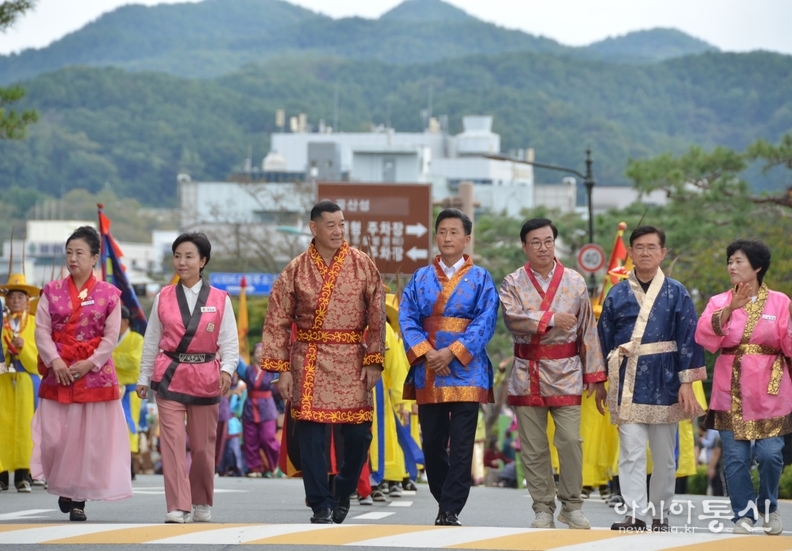 제71회 백제문화제 웅진성 퍼레이드에 함께하는 최원철 공주시장(좌측3번째)과 임달희 공주시의회 의장(좌측네번째), 의회 의원