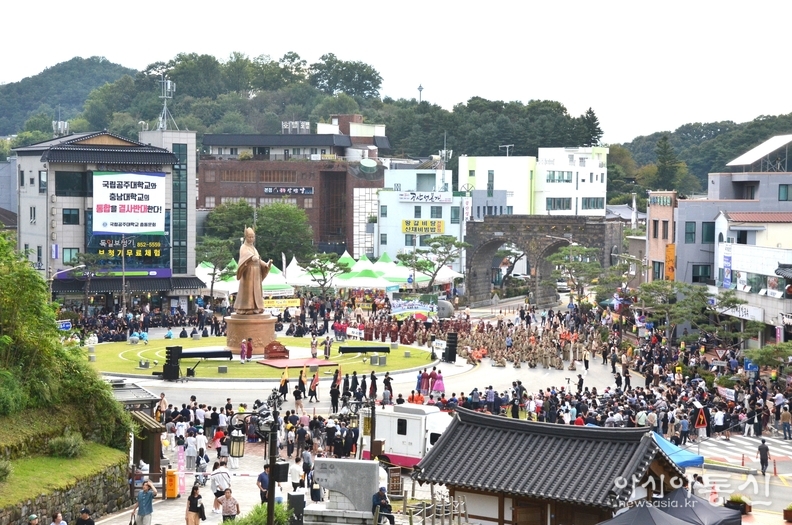 유네스코 세계문화유산에 등재된 공산성에서 내려다본 연문광장