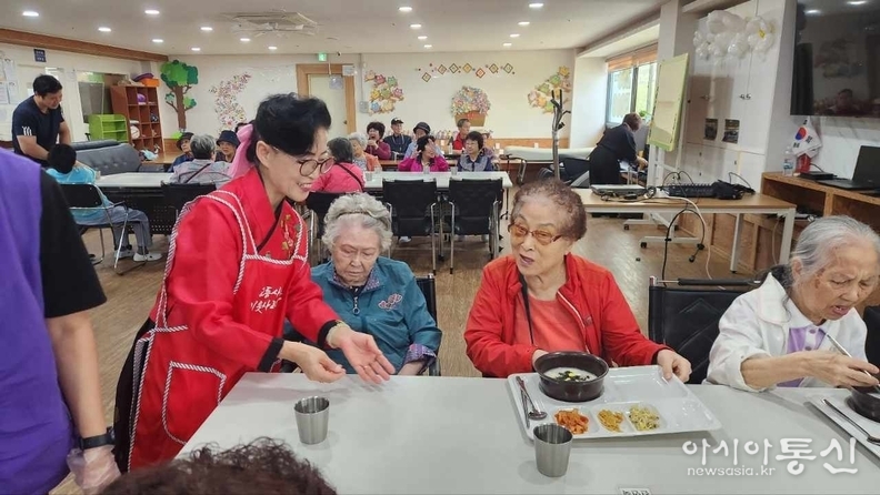 최금순봉사단 회장(왼쪽)
