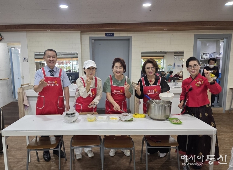 봉사에 함께 참여한 음악캠프예술단 단원들과 박연서 단장(오른쪽두번째)
