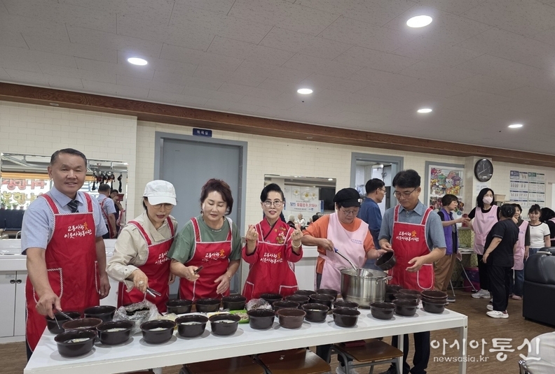 떡국을 끓이고 있는 단원들과 최금순회장(왼쪽네번째))