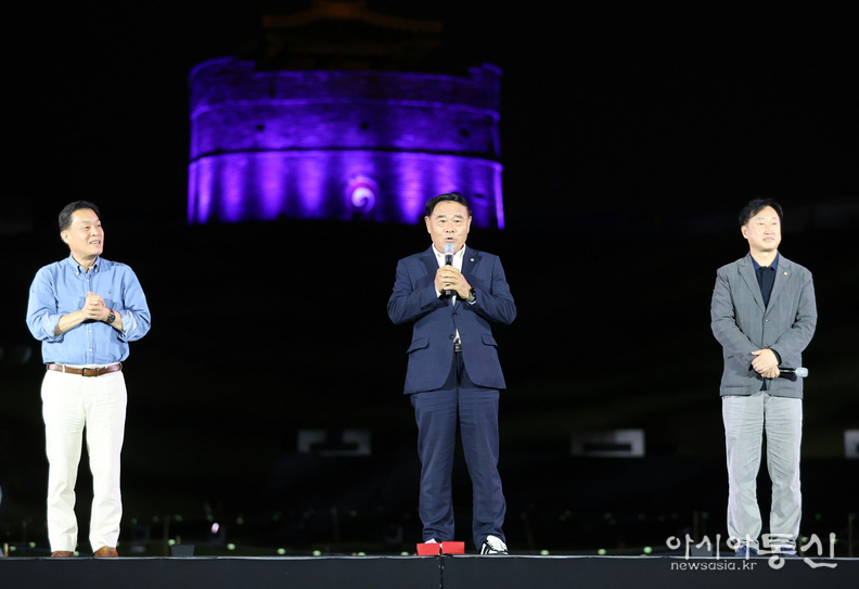 이재식 수원특례시의회 의장이 축사를 하고 있다