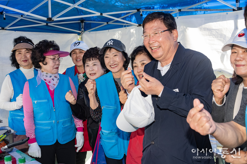 지난해 간뎃골 축제에서 소통하는 김경호 광진구청장