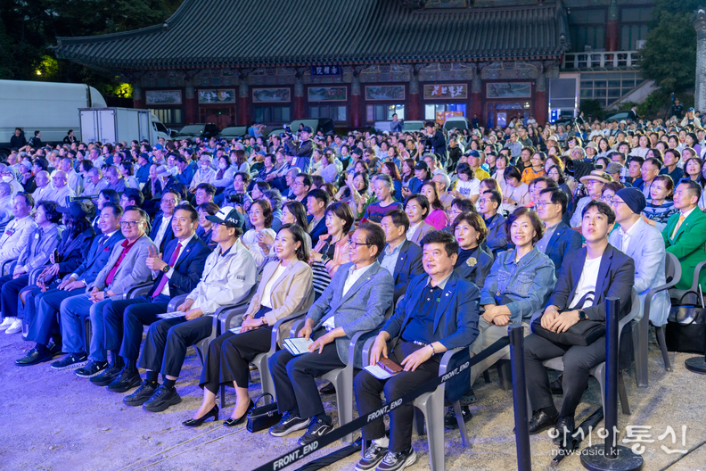 지난 3일 봉은사에서 열린 ‘HEY 봉은, 사찰음악회’에 참석한 강남구의회 의원들 (첫 번째 줄 우측에서 2번째 복진경 부의장, 1번째 이동호 운영위원장,<br>
두 번째 줄 우측에서 8번째 이도희 경제도시위원장)