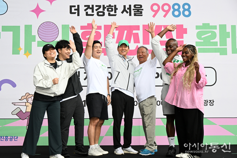 오세훈 서울시장(가운데)이 10일(금) 동대문디자인플라자(DDP) 어울림마당에서 열린 '한가위 확·찐·살 확빼기' 챌린지에 참석해 기념촬영하고 있다.