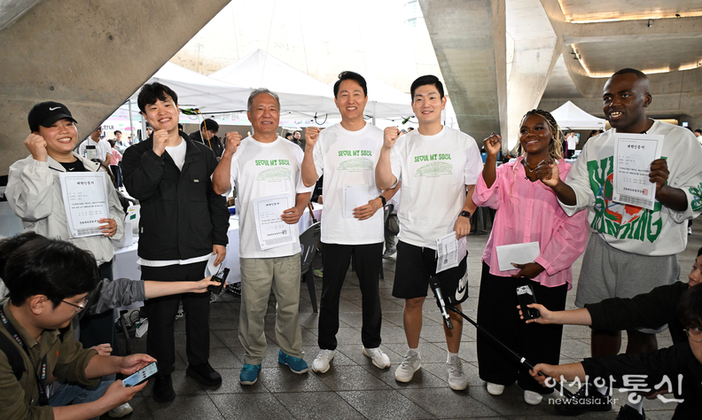 오세훈 서울시장이 10일(금) 동대문디자인플라자(DDP) 어울림마당에서 열린 '한가위 확·찐·살 확빼기' 챌린지에서 체력인증서를 들고 기념촬영하고 있다.
