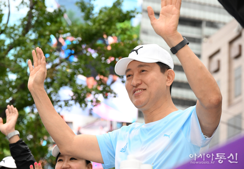오세훈 서울시장이 12일(일) 아침 청계광장 일대에서 열린 ‘서울달리기 2025’ 출발점에서 참가자들을 응원하고 있다.