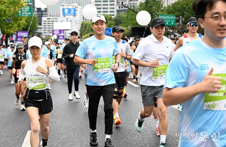 오세훈 서울시장이 12일(일) 아침 청계광장 일대에서 열린 ‘서울달리기 2025’에 참여해 시민들과 함께 달리고 있다.