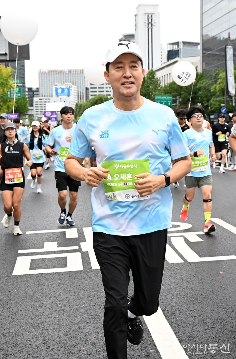 오세훈 서울시장이 12일(일) 아침 청계광장 일대에서 열린 ‘서울달리기 2025’에 참여해 시민들과 함께 달리고 있다.