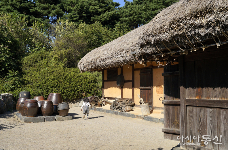 <충남 아산시 송악면,<strong> "아산 외암 민속마을 가을, 고즈넉한 돌담길 따라 조선시대로 시간 여행"</strong>> 김광부 기자