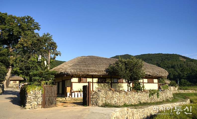 <충남 아산시 송악면,<strong> "아산 외암 민속마을 가을, 고즈넉한 돌담길 따라 조선시대로 시간 여행"</strong>> 김광부 기자
