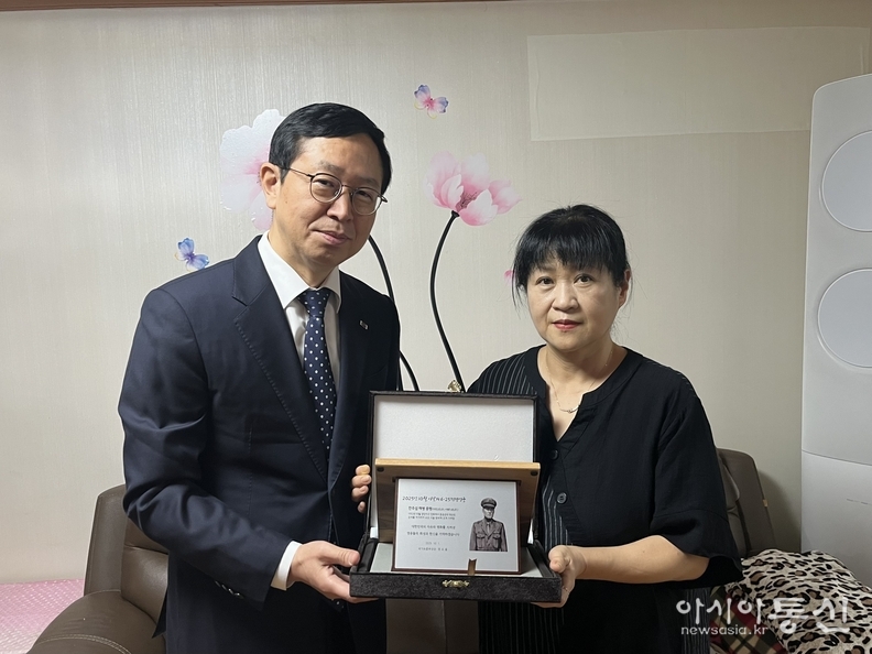전종호 청장이 선정패를 전달하는 모습