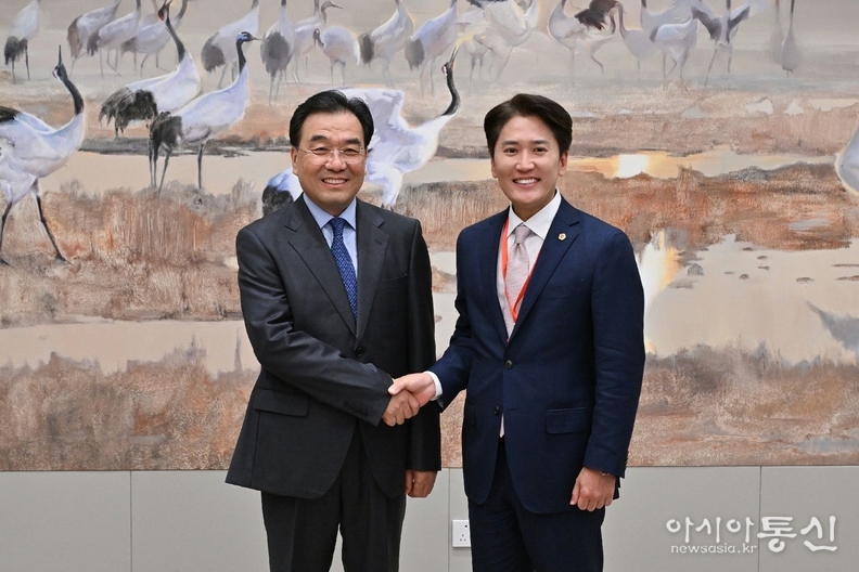 신창싱 장쑤성 당서기와 이민석 의원(오른쪽)