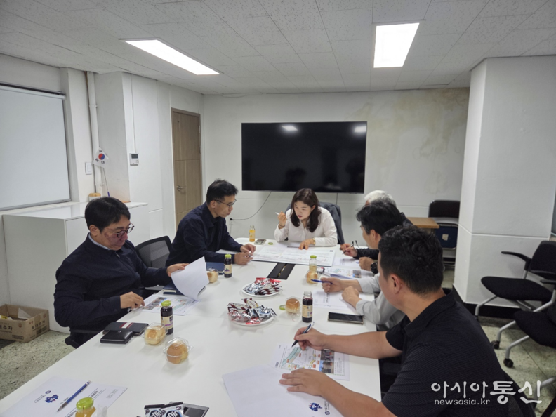 구미경의원(가운데 흰색셔츠)이 설계용역업체에 방문하여 관계자들과 회의를 하고 있다