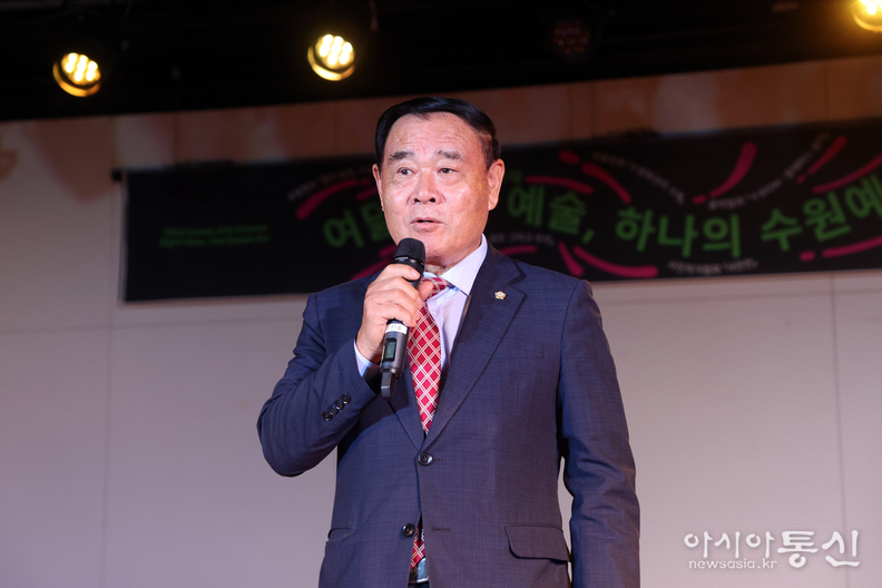 수원특례시의회 이재식 의장이 수원예술제 개막식에서 인사말을 하고 있다