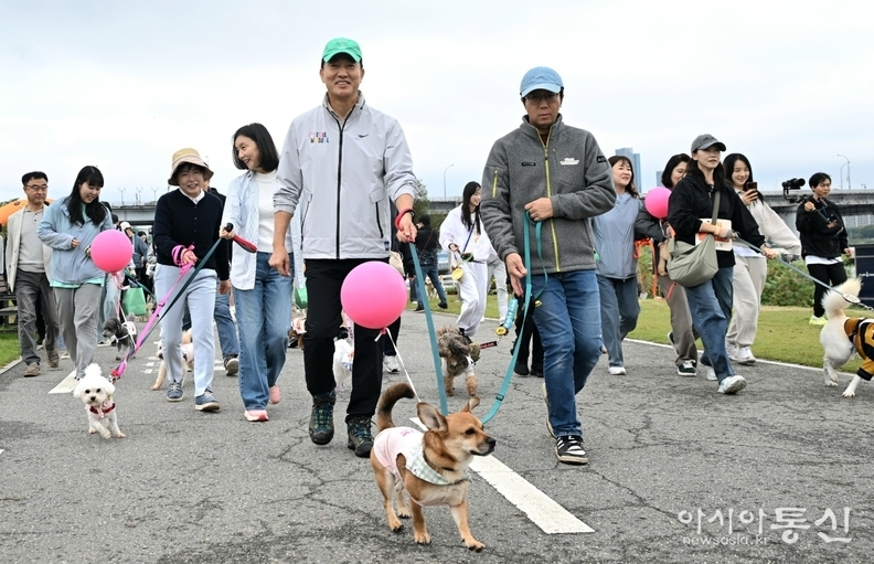 오세훈 서울시장이 18일(토), ‘제2회 서울 동물보호의 날 기념행사’에서 ‘반려견 동행런’에 참가한 반려견과 함께 걷고 있다.