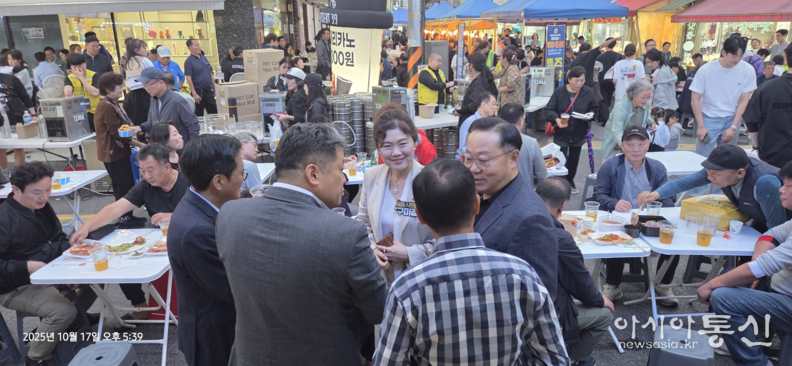 구미경의원이(베이지 정장) 행사에 참석하여 주민들과 소통하고 있다