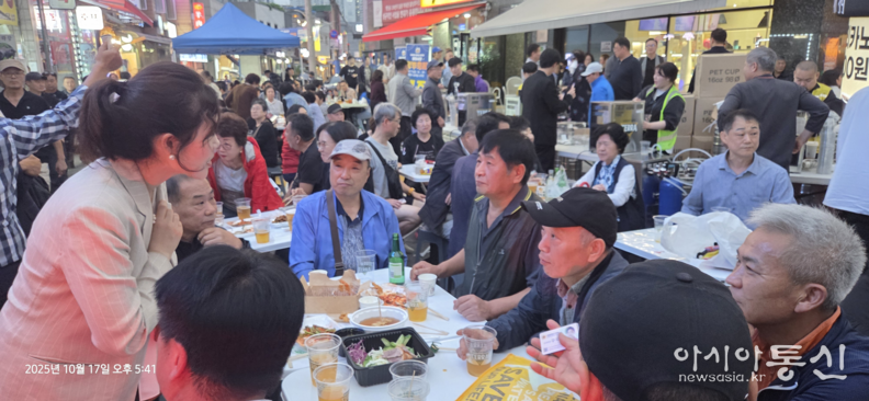 구미경의원이(베이지 정장) 행사에 참석하여 주민들과 소통하고 있다