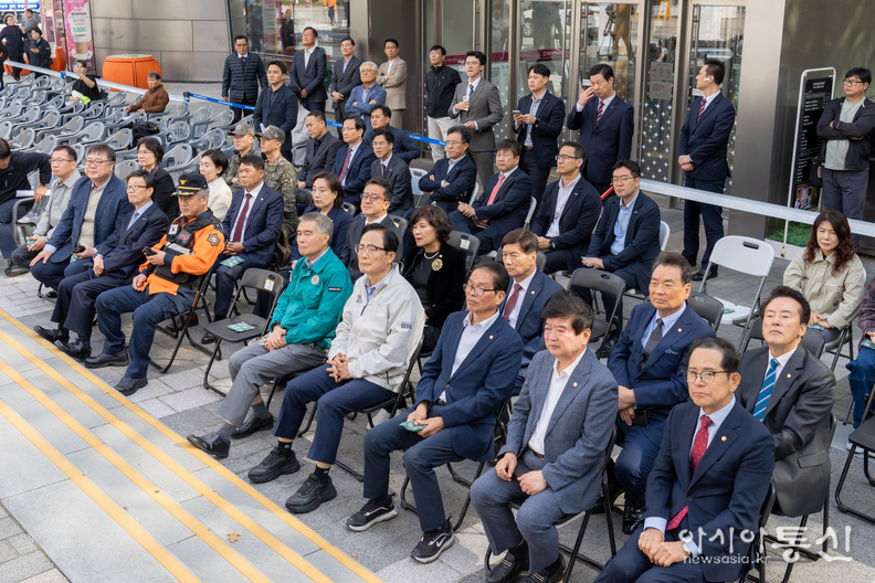20일 열린 ‘2025년 재난대응 안전한국훈련’에 참여한 강남구의회 의원들 (첫 번째 줄 우측에서 3번째 복진경 부의장, 2번째 이동호 운영위원장, 1번째 강을석 행정안전위원장)