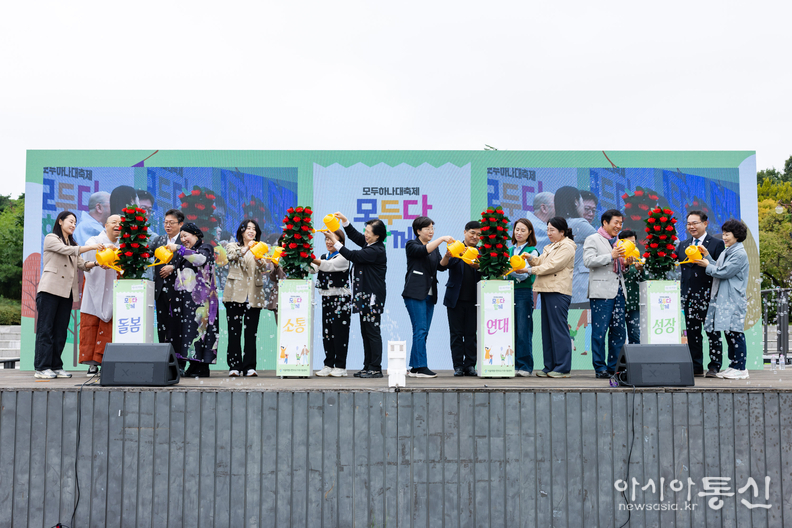 물을 주면 꽃이 활짝 피는 이 특별한 화분에는 이번 축제가 담고 있는 네 가지 소중한 가치인 돌봄, 소통, 연대 그리고 성장이 담겨있습니다.