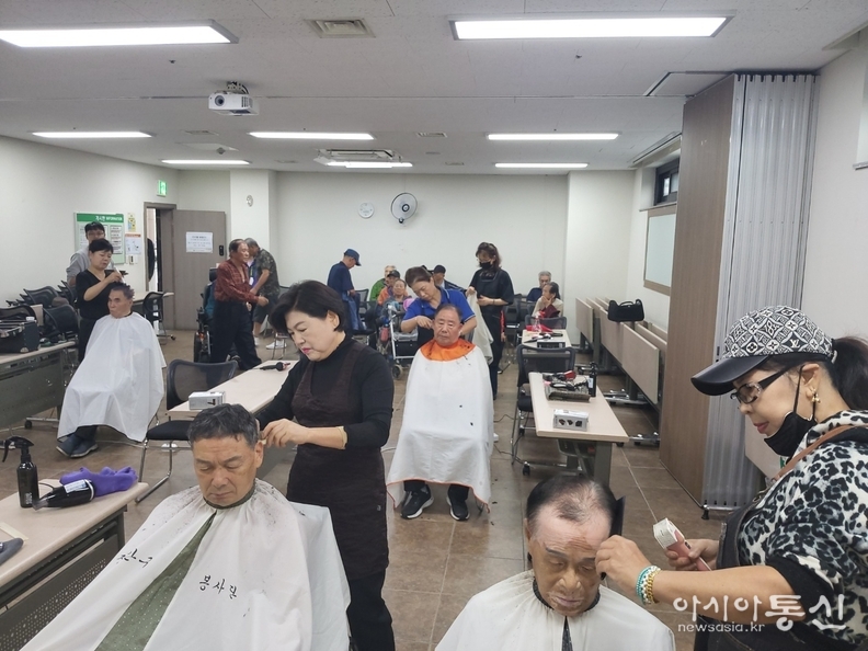 이·미용방범 행복나눔 봉사대 허나영 단장(앞줄 왼쪽)