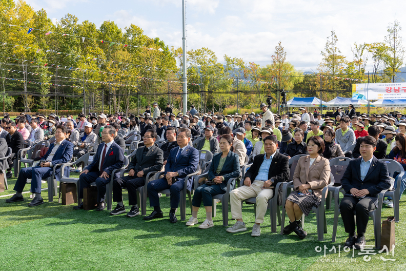 행사에 참여한 강남구의회 의원들 (첫 번째 줄 좌측에서 1번째 이호귀 의장, 3번째 복진경 부의장)