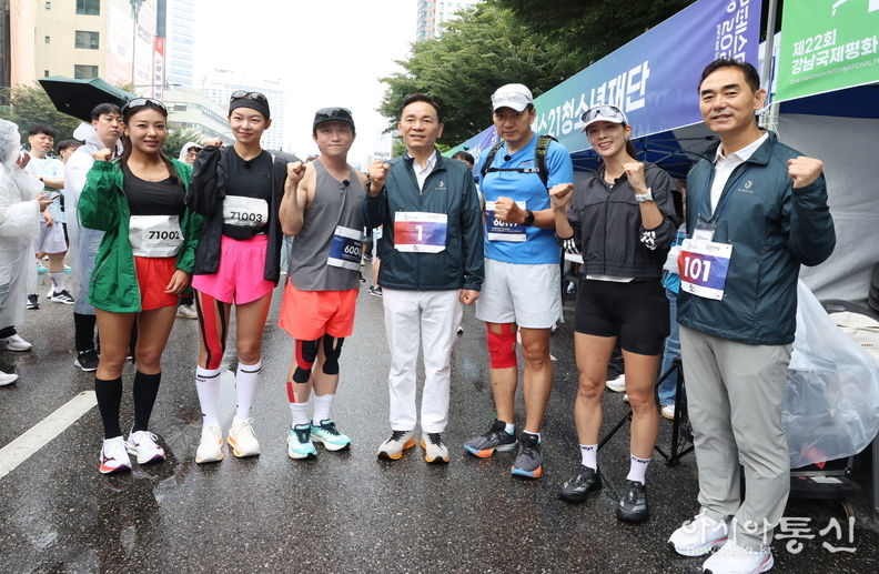강남국제평화마라톤에서 런포유 선수들과 구청장(가운데)