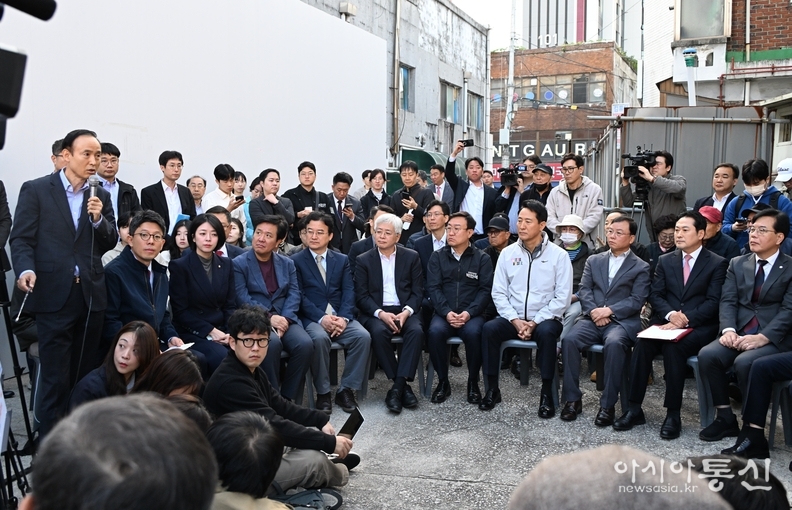 오세훈 서울시장은 24일(금) 오전 국민의힘 지도부와 ‘노원구 상계5 재정비촉진구역’을 방문해 주민들과 의견을 나누고 있다