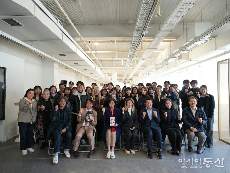 2025 신당창작아케이드 기획전시 참석자 전원 단체사진