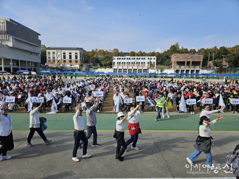 : 지난 25일 마포구 망원유수지 체육공원 운동장에서 열린 ‘광복 80년, 자유·평화 서울시민 체육대회’에 참석한 25개구 선수단이 입장하고 있다.