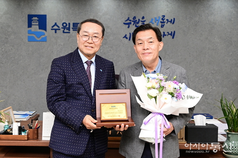 이재준 수원시장(오른쪽), 경기도사회복지협의회 강기태 회장이 함께하고 있다.