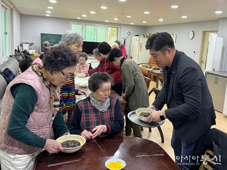 수원특례시의회, 더불어민주당 김동은 대표의원이  짜장면 나눔 봉사를 하고 있다