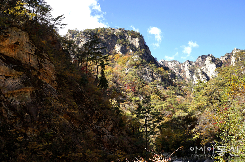 <강원도 양양군<strong>, "계곡과 폭포가 이어지고, 기암괴석 사이로,  설악의 가을이 머무는곳  남설악 오색 주전골"</strong>>  김광부 기자