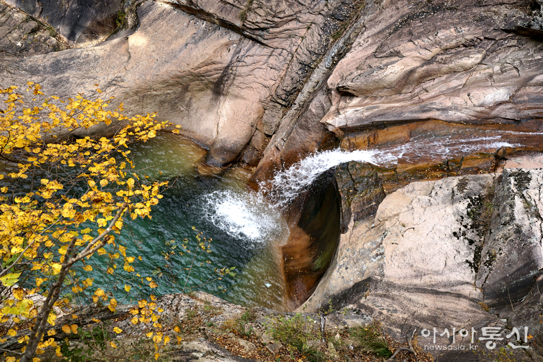 <강원도 양양군<strong>, "계곡과 폭포가 이어지고, 기암괴석 사이로,  설악의 가을이 머무는곳  남설악 오색 주전골(용소폭포)"</strong>>  김광부 기자