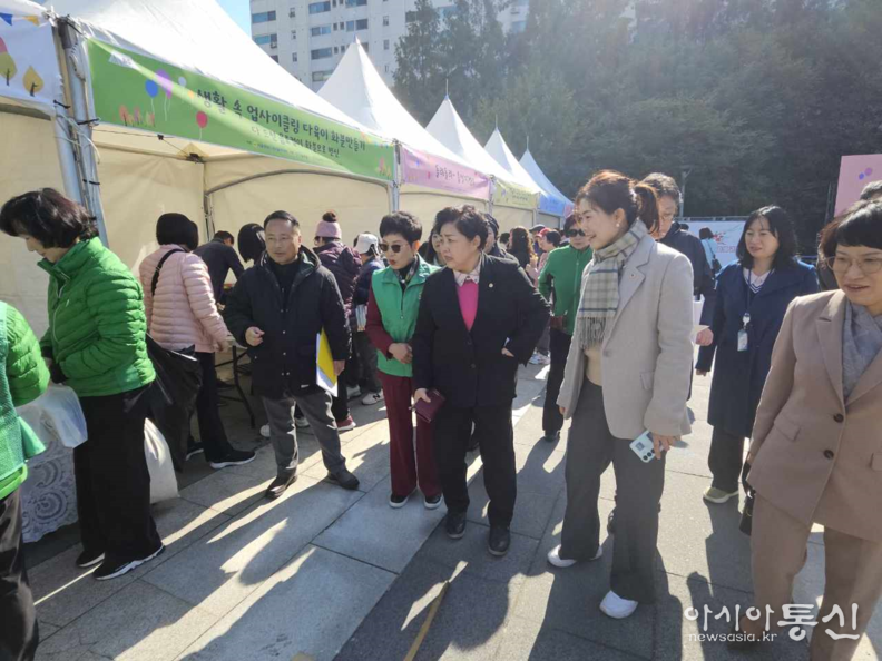 구미경의원(베이지정장,체크목도리)가 행사에 참석하여 부스를 둘러보고 있다