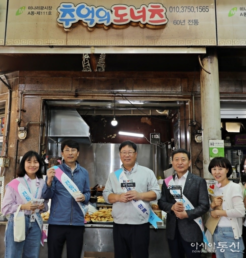 이상균 팔달구청장(가운데) ‘전통시장· 착한가격업소 이용 인증 챌린지 전 부서 릴레이 전개 