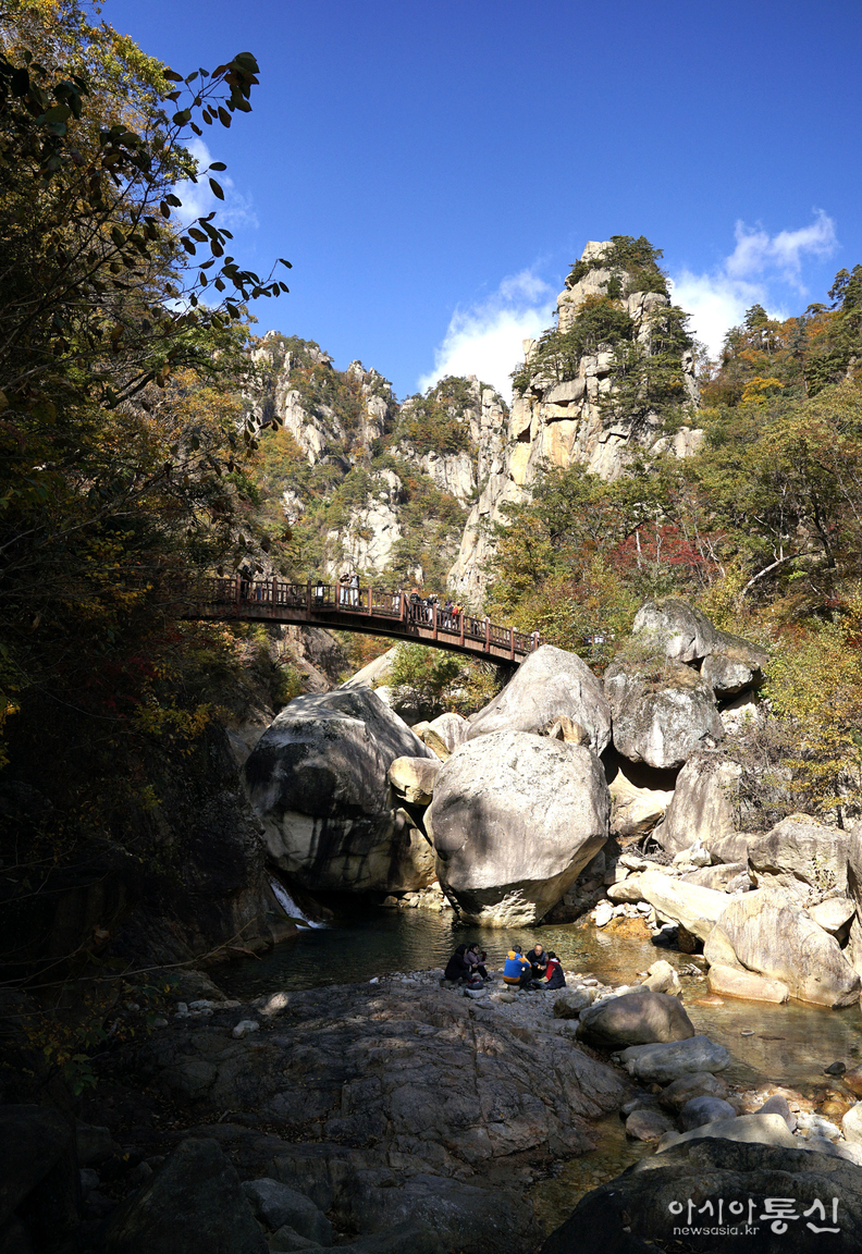 <강원도 양양군,<strong> "가을빛에 곱게 물들어 가는 남설악 오색 주전골(독주암)"</strong>>  김광부 기자