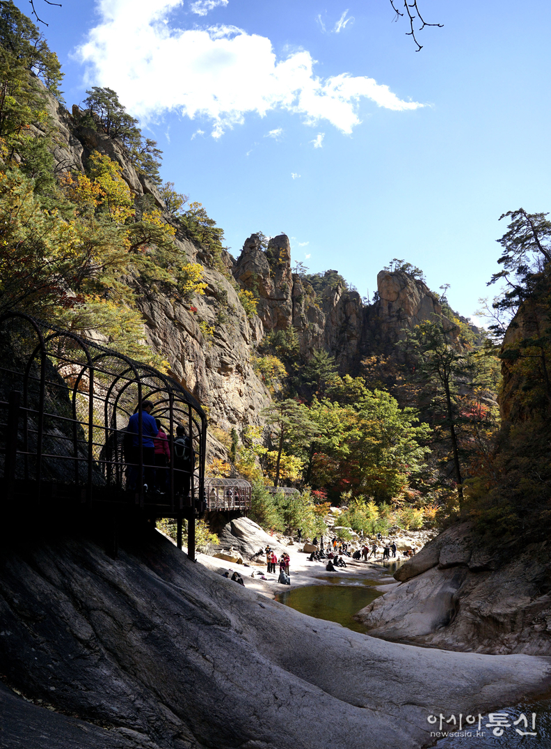 <강원도 양양군,<strong> "가을빛에 곱게 물들어 가는 남설악 오색 주전골(독주암)"</strong>>  김광부 기자