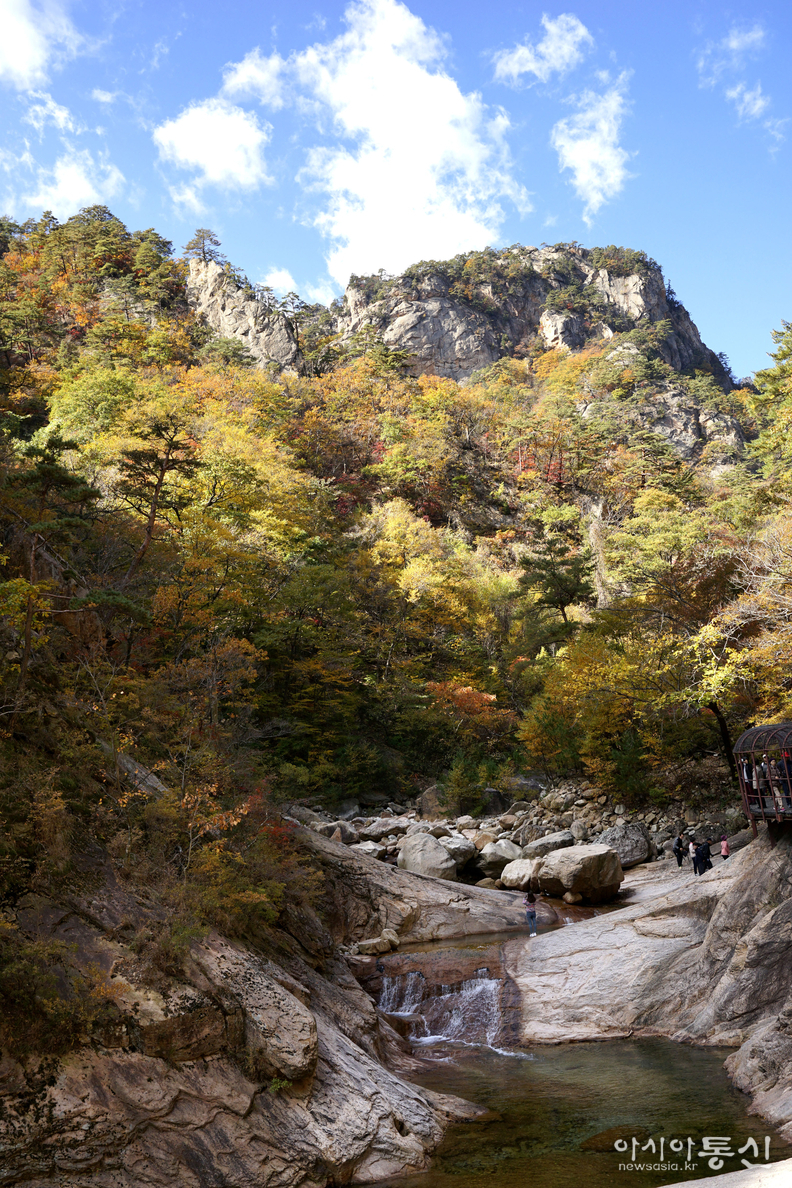 <강원도 양양군,<strong> "가을빛에 곱게 물들어 가는 남설악 오색 주전골(독주암)"</strong>>  김광부 기자